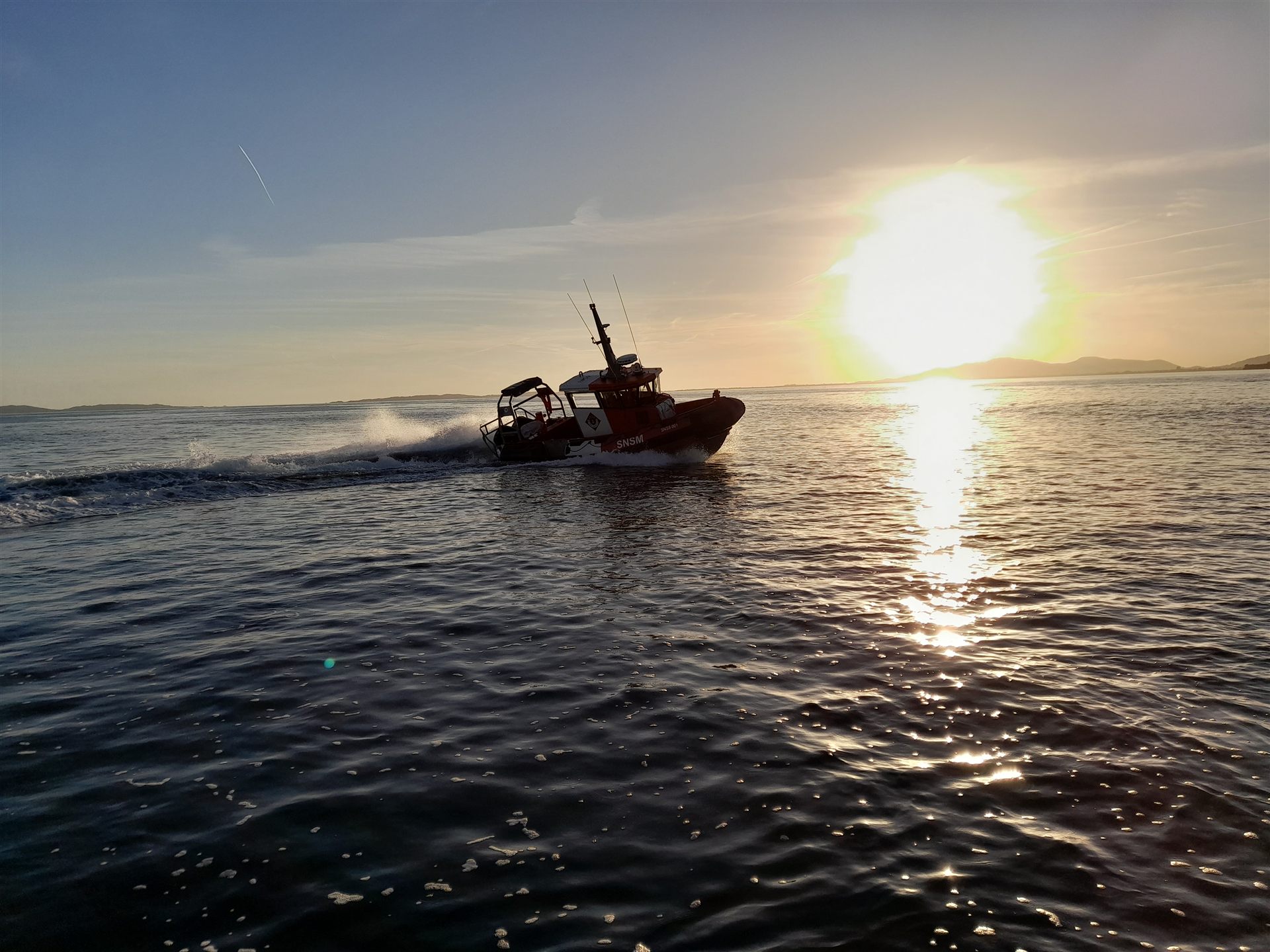 Le Gaou en navigation face au soleil couchant