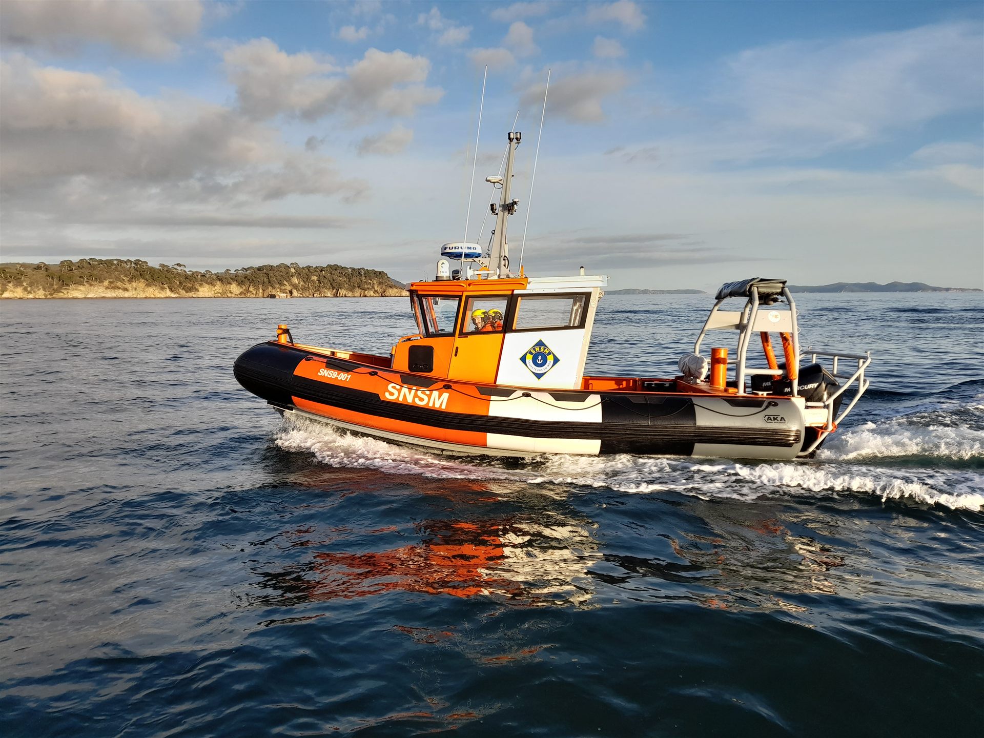Le Gaou, semi-rigide orange de la station, en navigation devant la côte de La Londe-les-Maures
